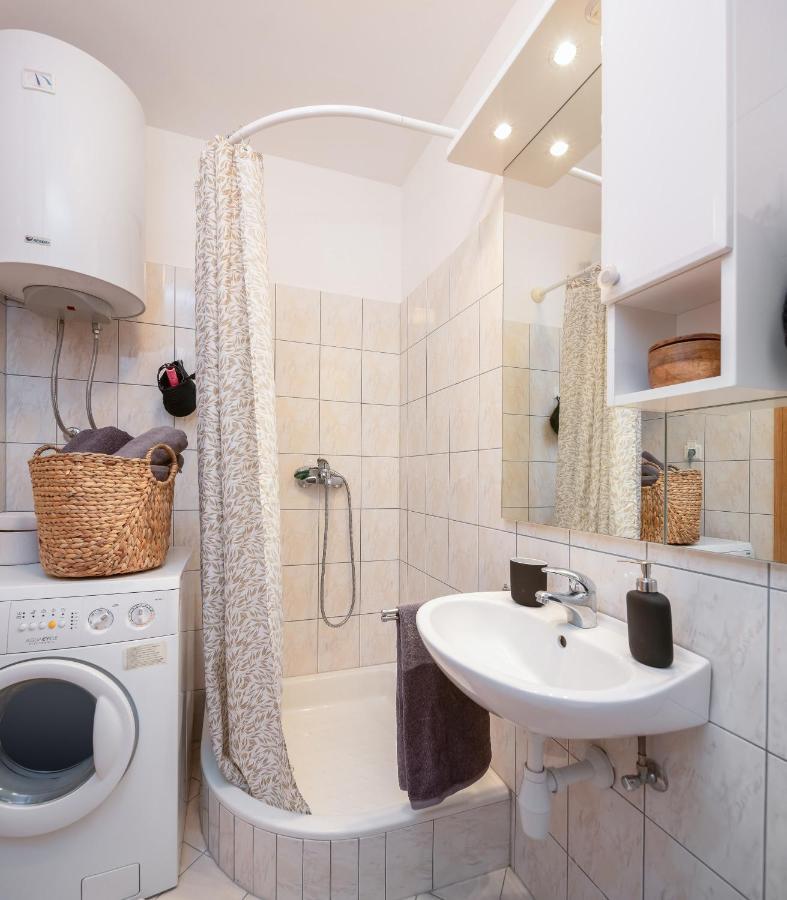 Zenta With Terrace And Sea View, 4 Min Walk To The Apartment Split