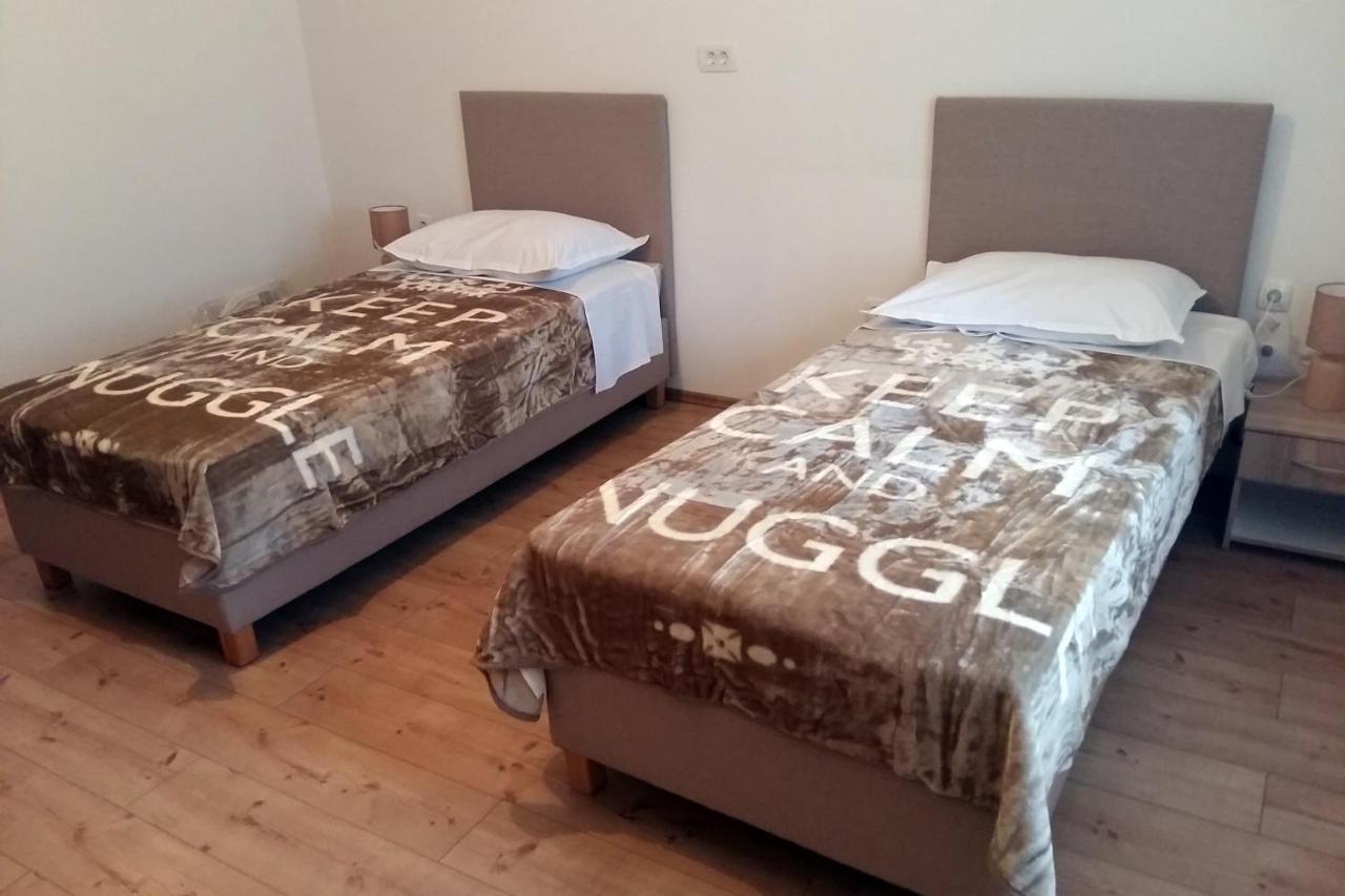 Apartment 11518b *