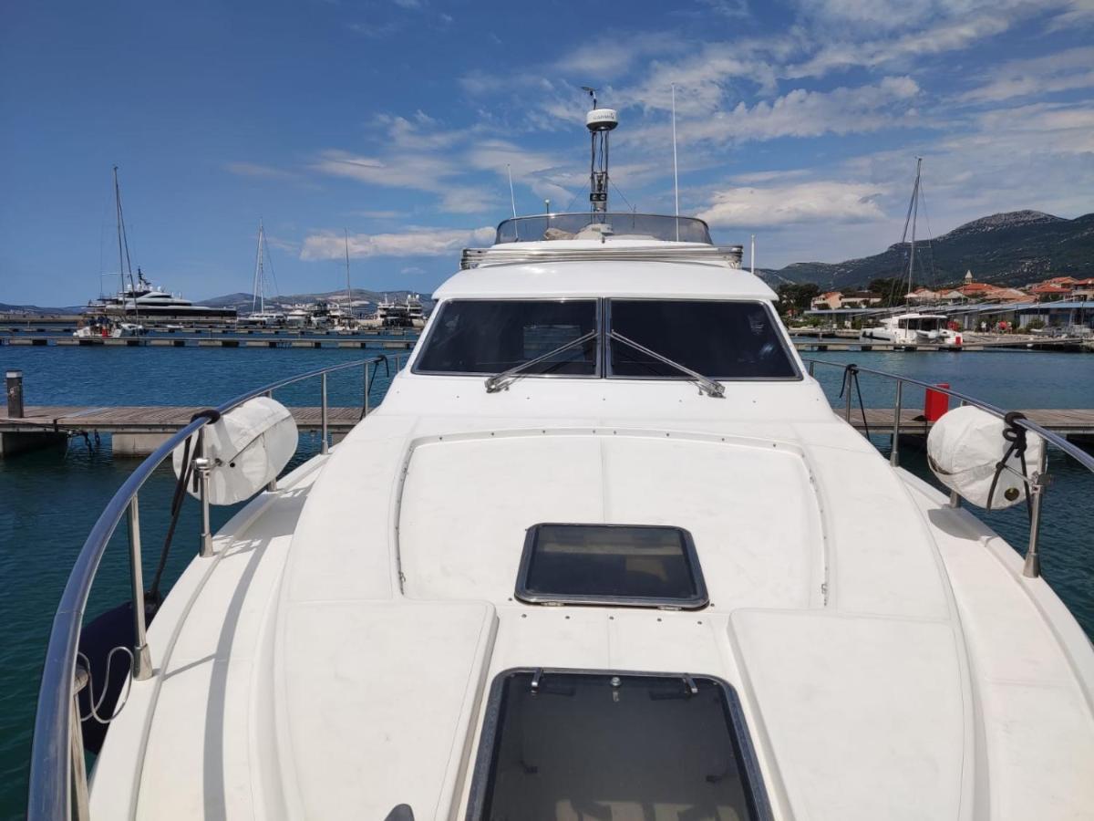 Botel Luxury Yacht - Lex Of The Seas