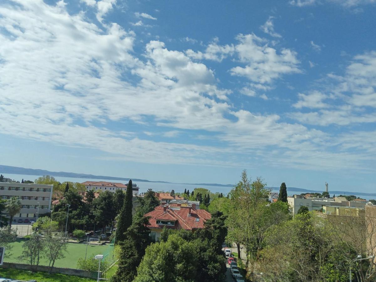 Downtown Luxury Emili Split