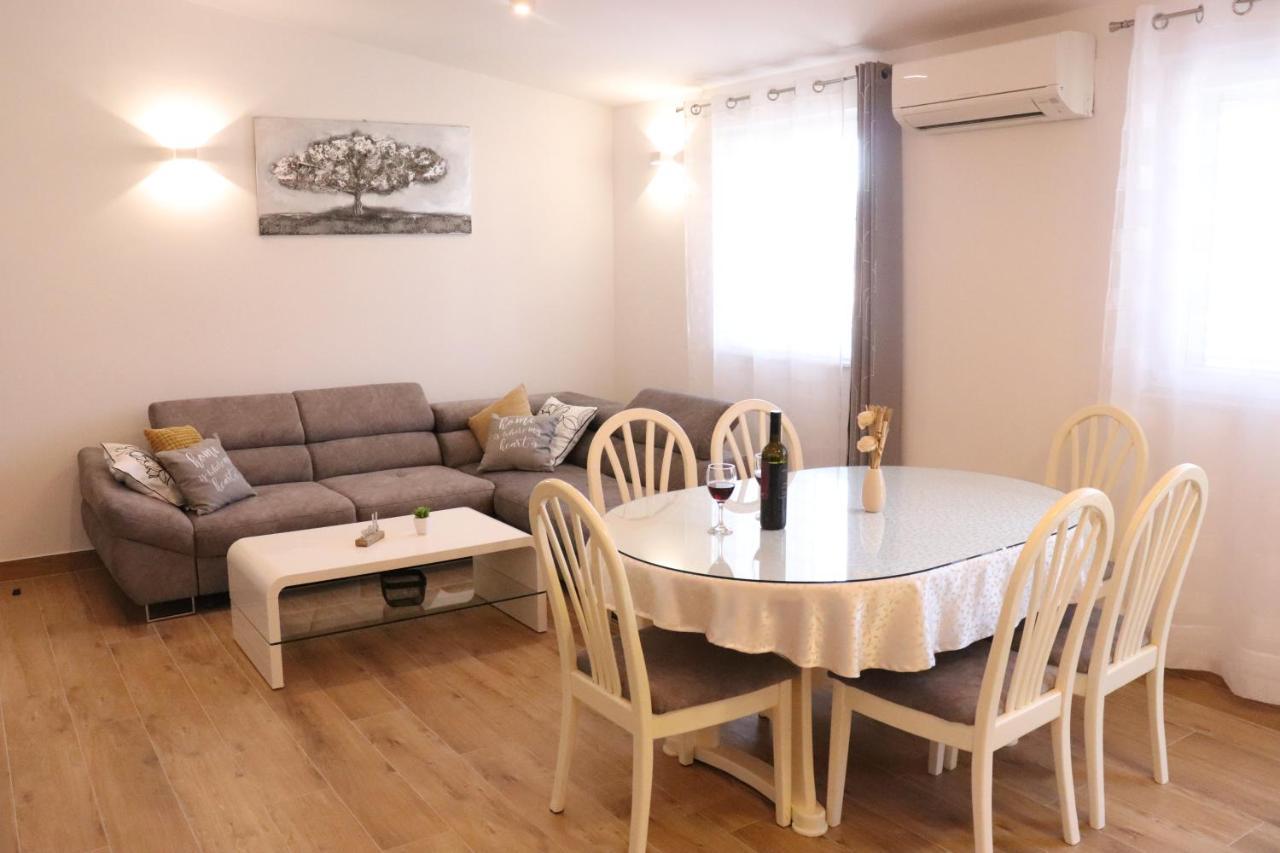 Mary- 2 Free Parking, Near Mall Of Apartman