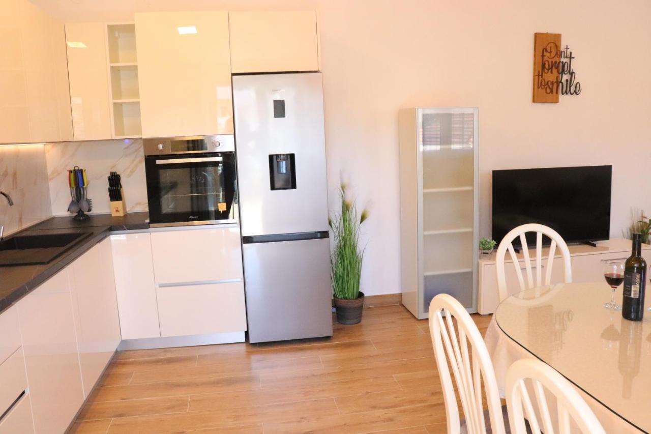 Apartman Mary- 2 Free Parking, Near Mall Of *