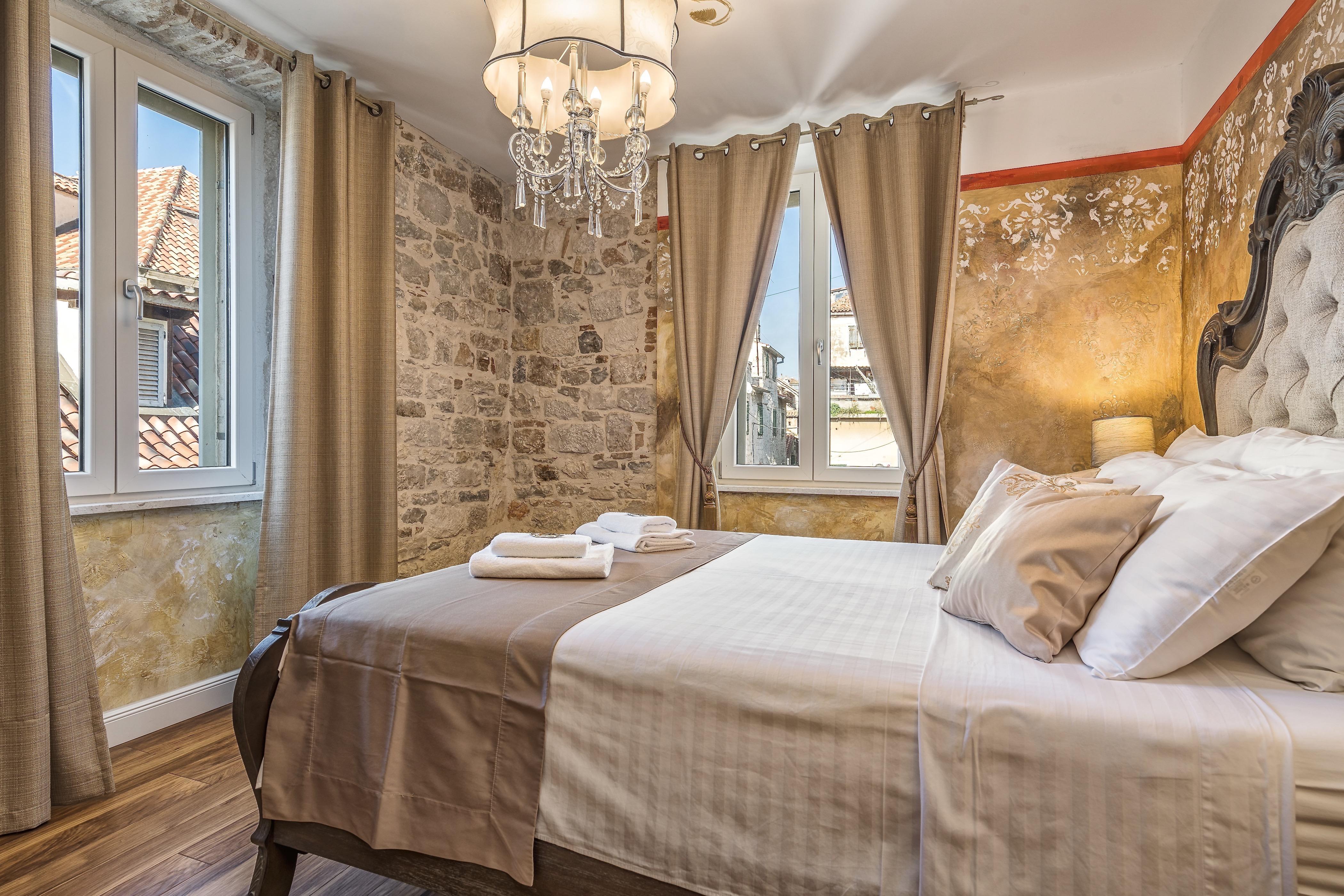 Plaza Marchi Old Town - Mag Quaint & Elegant Boutique