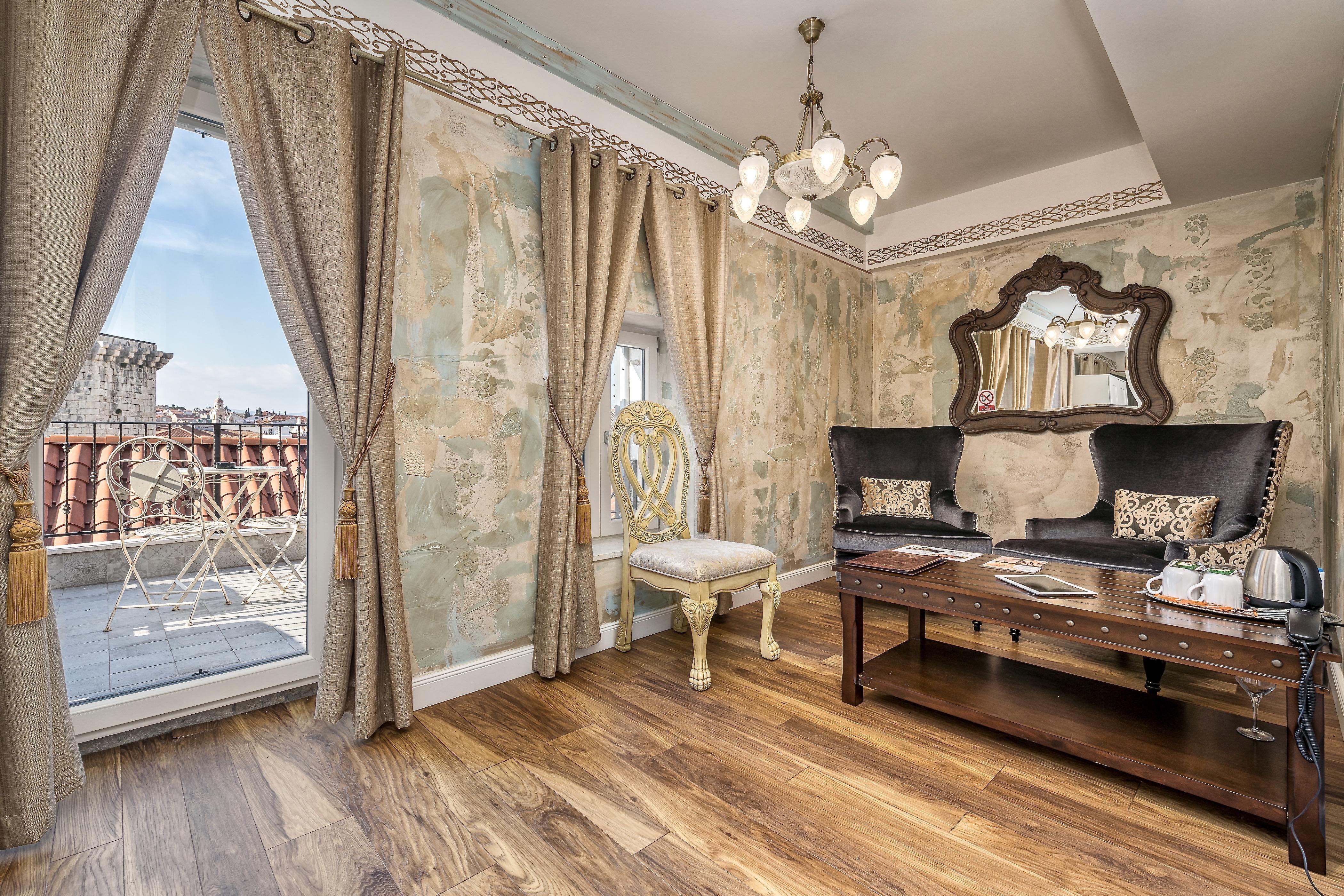 Plaza Marchi Old Town - Mag Quaint & Elegant Boutique