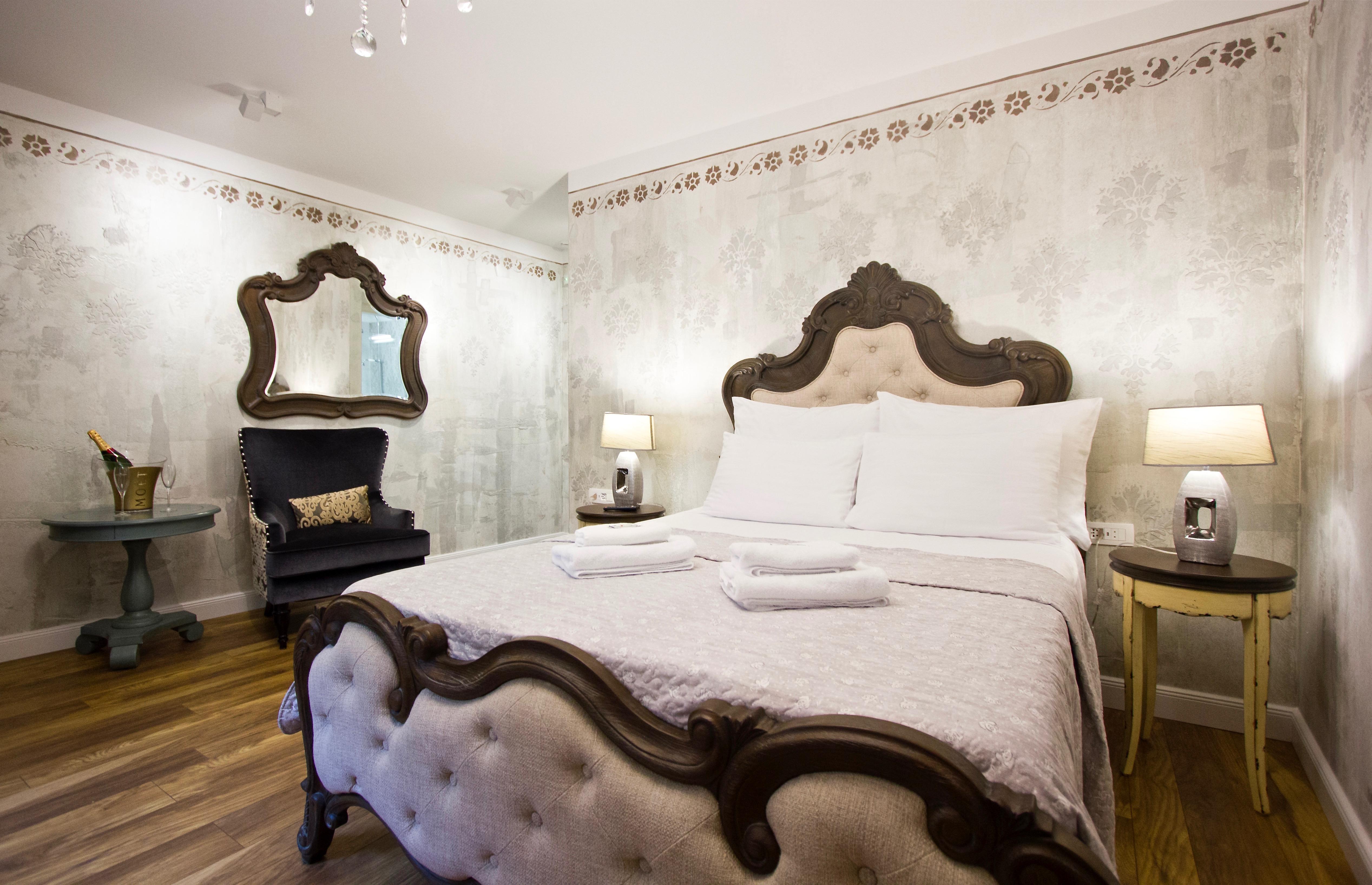 Plaza Marchi Old Town - Mag Quaint & Elegant Boutique