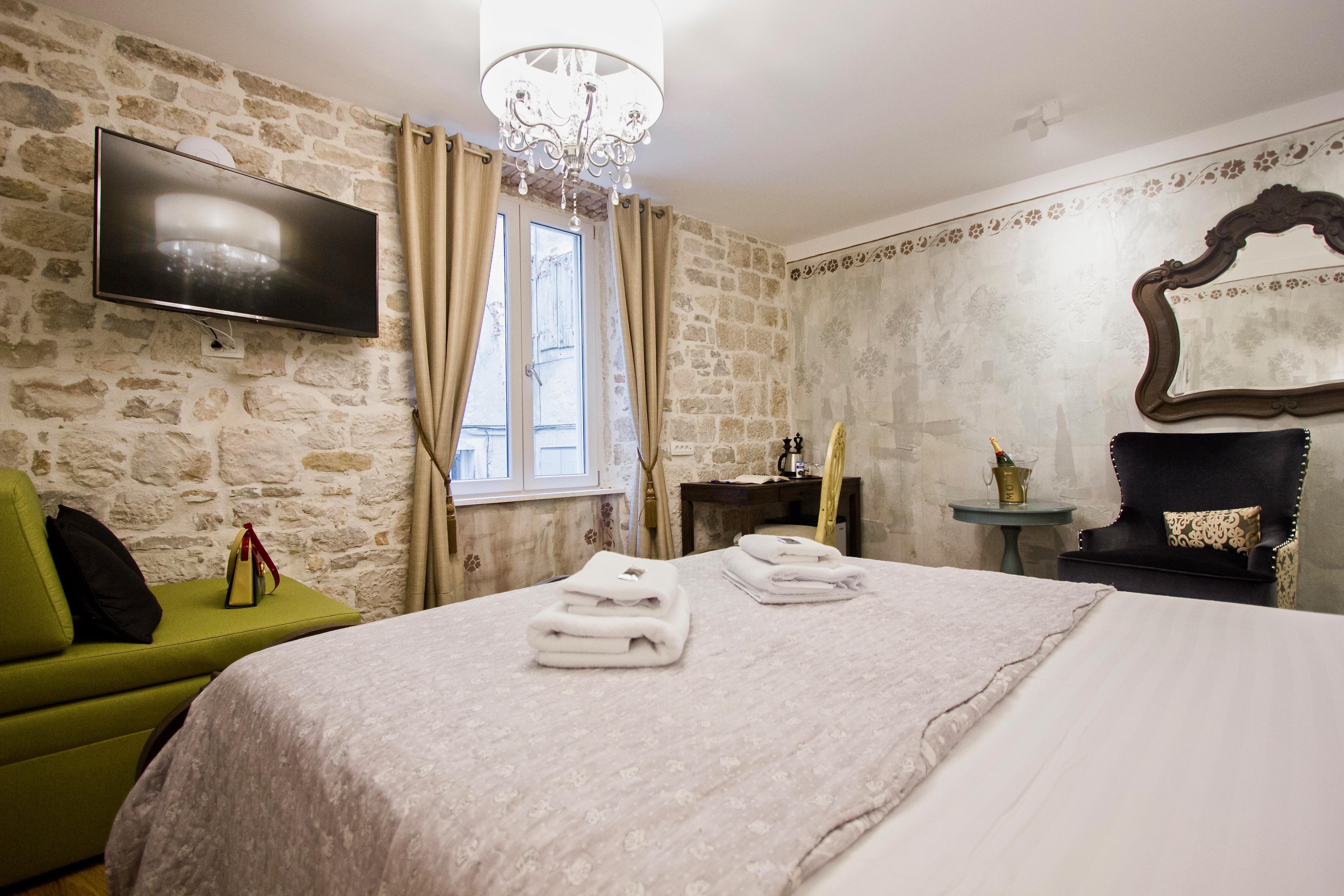 Plaza Marchi Old Town - Mag Quaint & Elegant Boutique