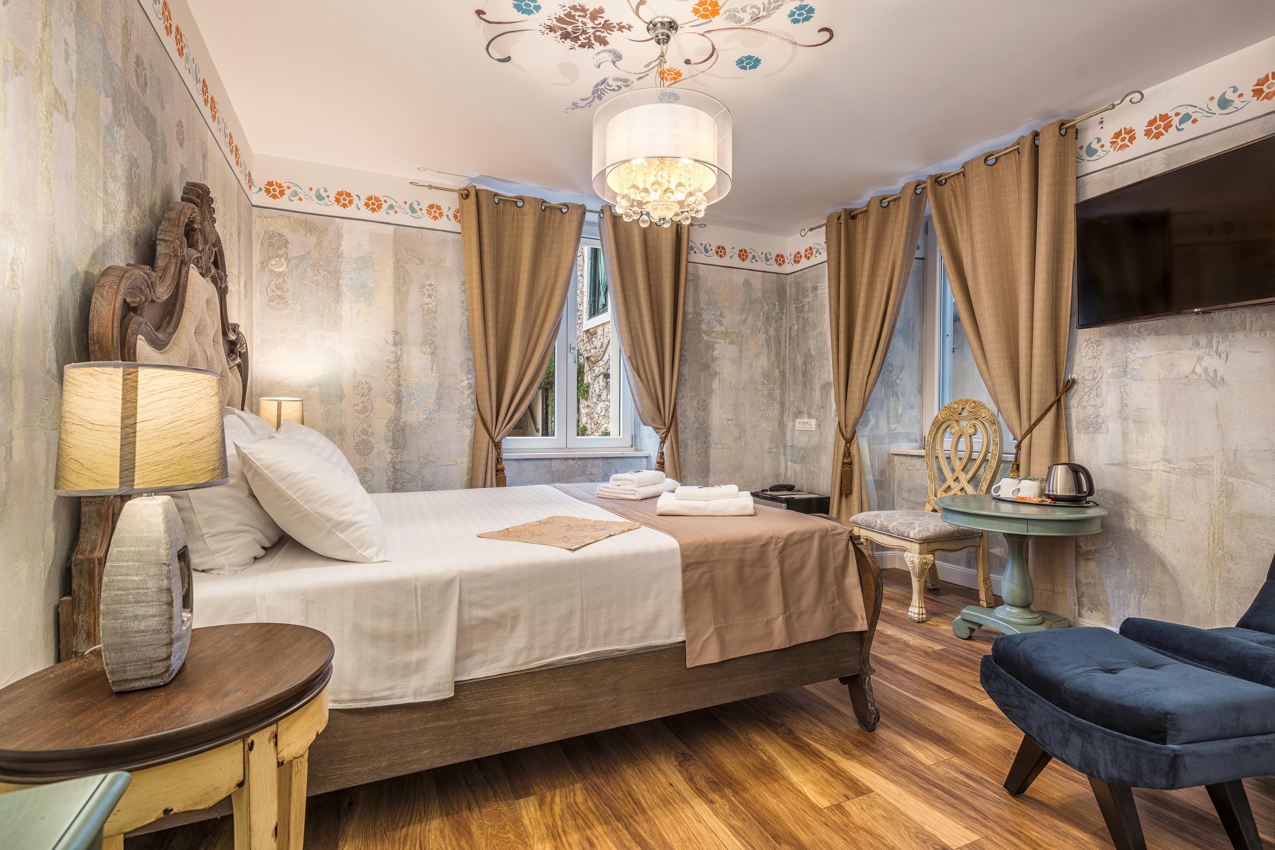 Plaza Marchi Old Town - Mag Quaint & Elegant Boutique Split