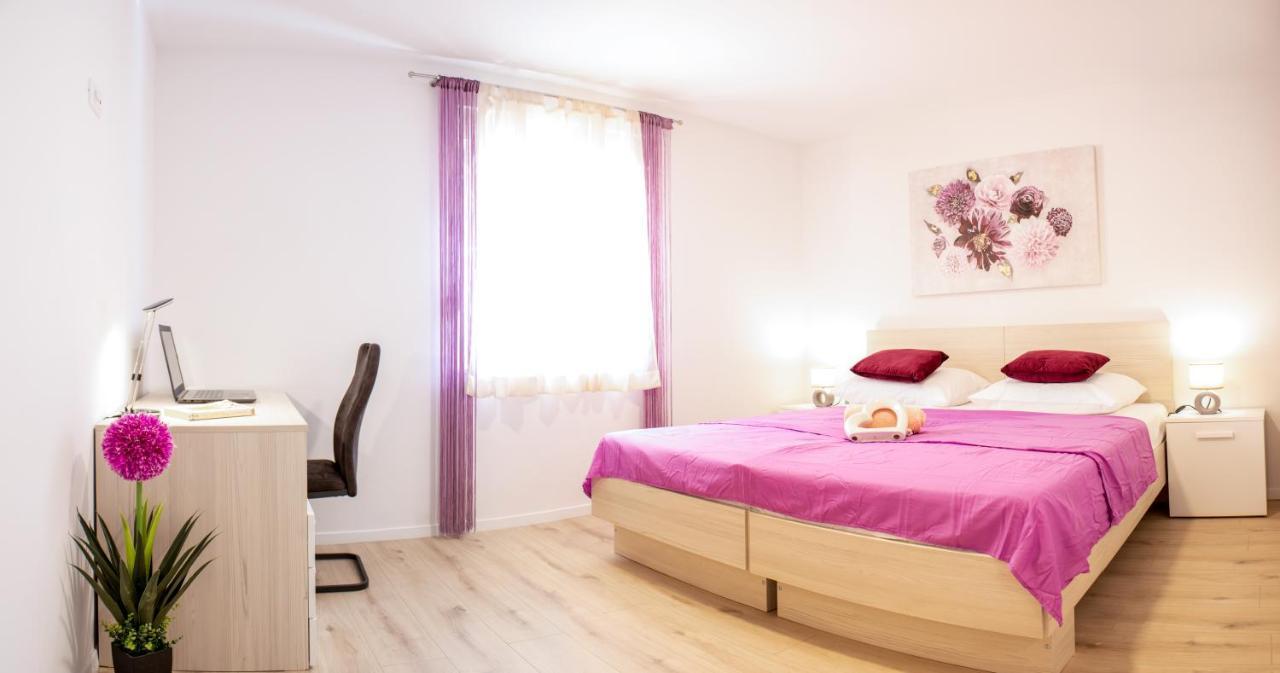 Julia's Beautiful For 6 With Parking Apartment