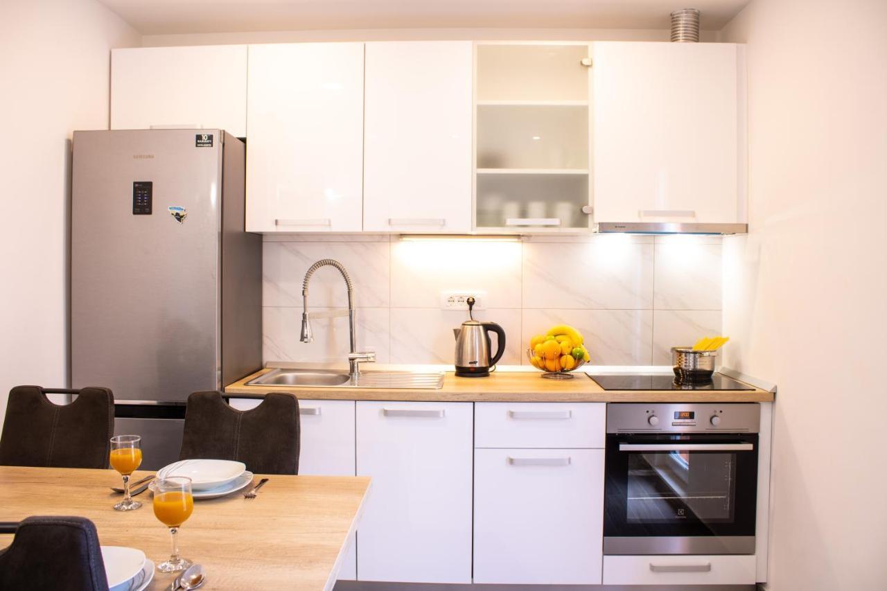 Julia's Beautiful For 6 With Parking Apartment *