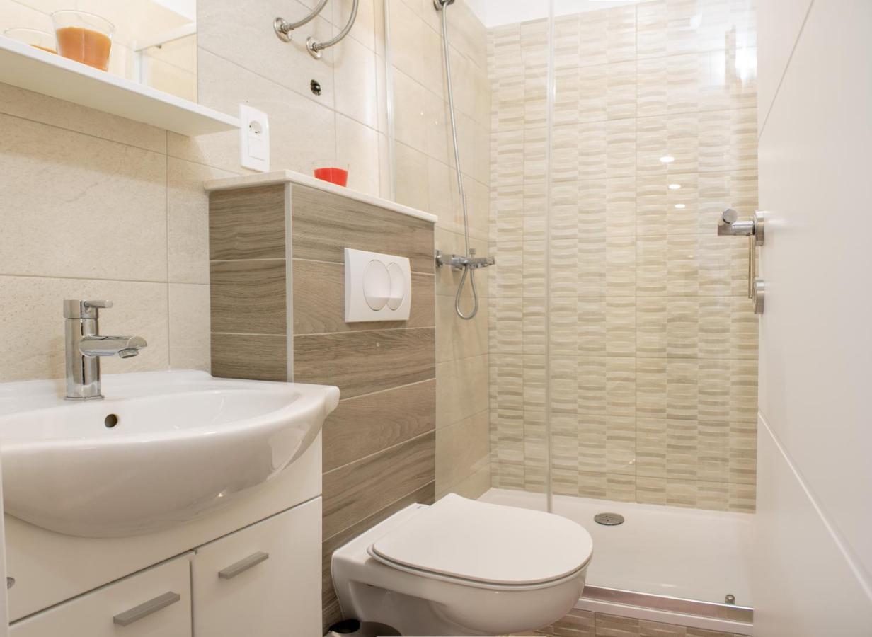 Julia's Beautiful For 6 With Parking Apartment *