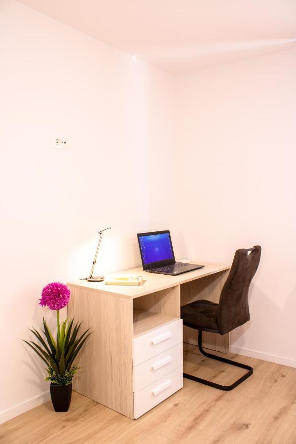 Julia's Beautiful For 6 With Parking Apartment *