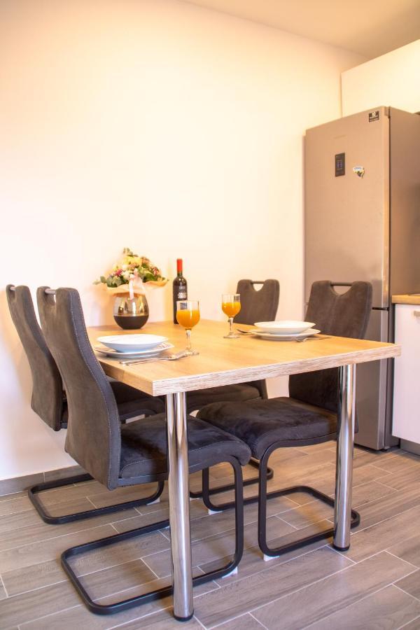 Apartment Julia's Beautiful For 6 With Parking Split