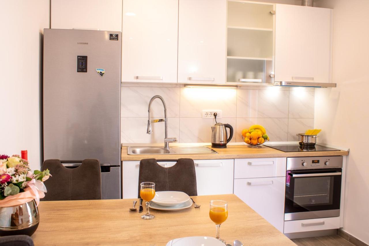 Julia's Beautiful For 6 With Parking Apartment