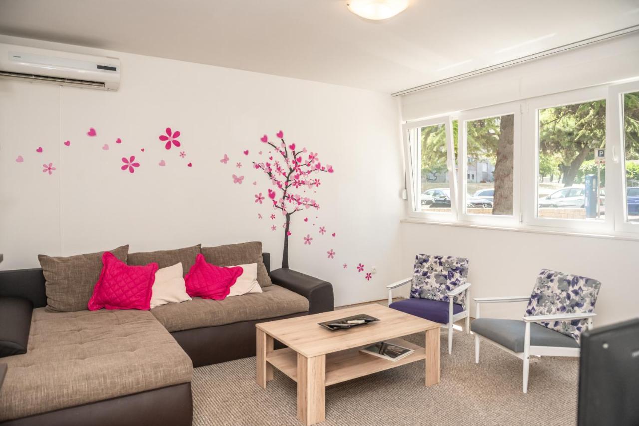 Apartment Sunny & Spacious, 2 Bedroom Apartment With Free Parking *