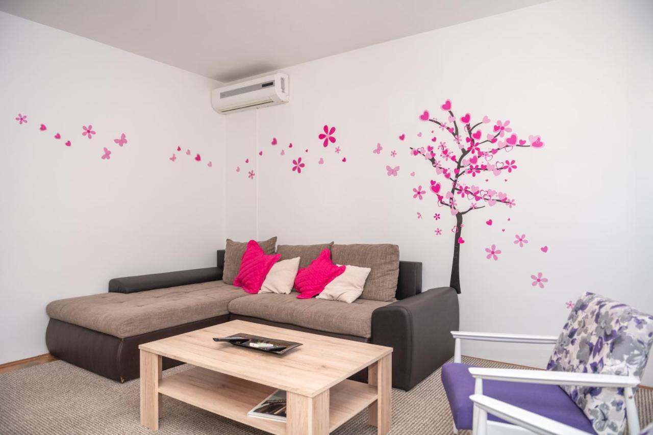 Sunny & Spacious, 2 Bedroom Apartment With Free Parking