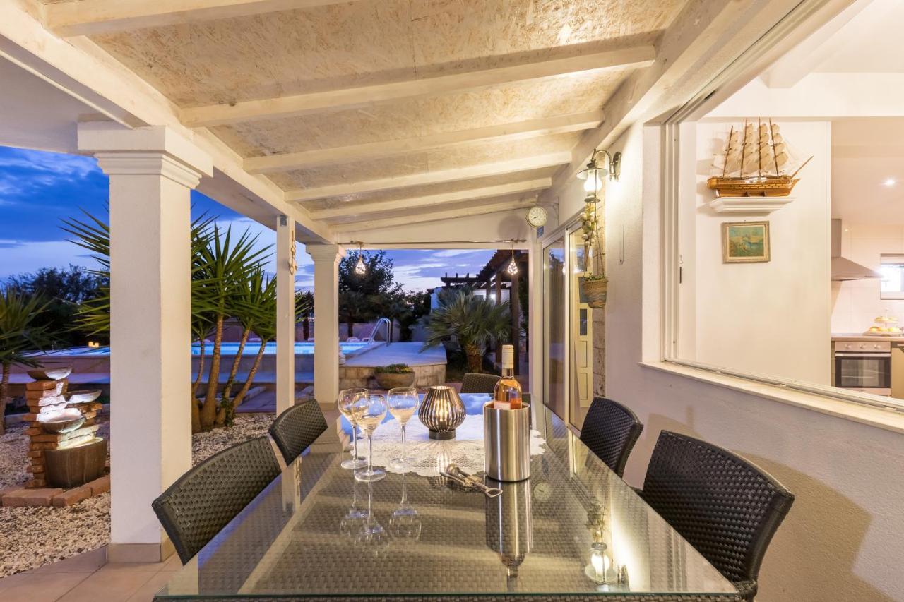 Holiday Villa *