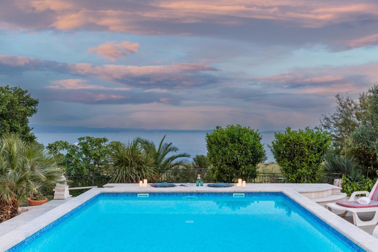 Holiday Villa *