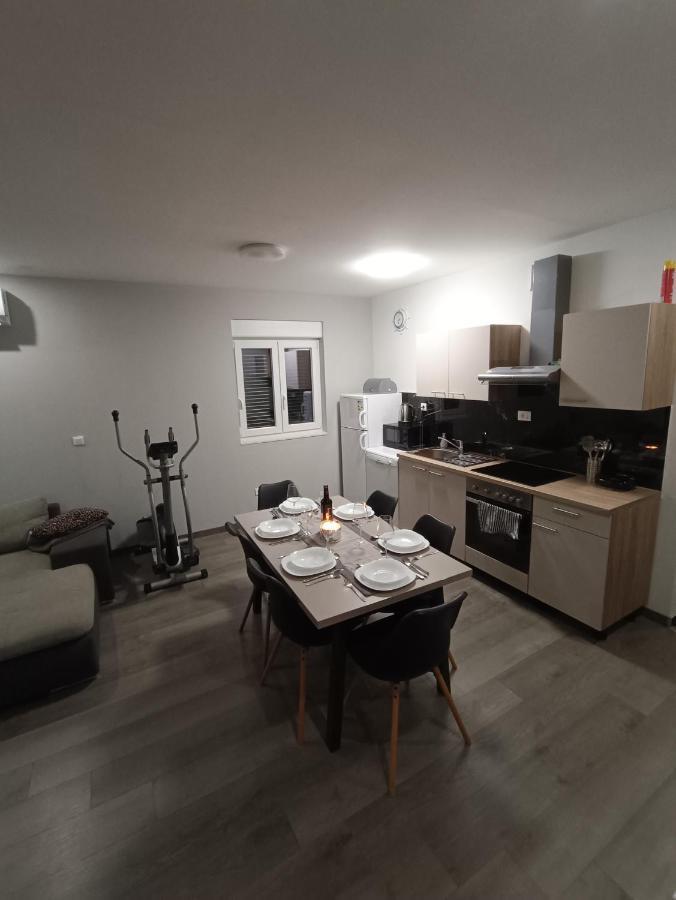 Nicol Apartment