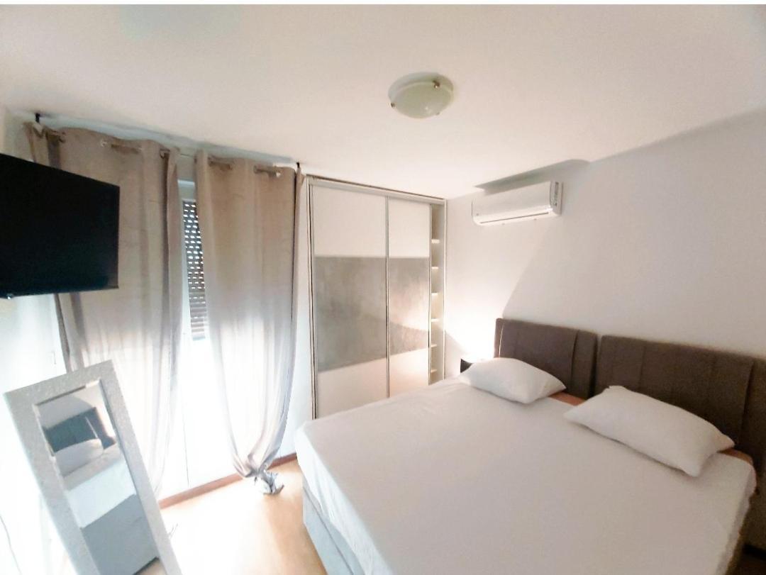 Beautiful Large Apartment, Walk To Beach