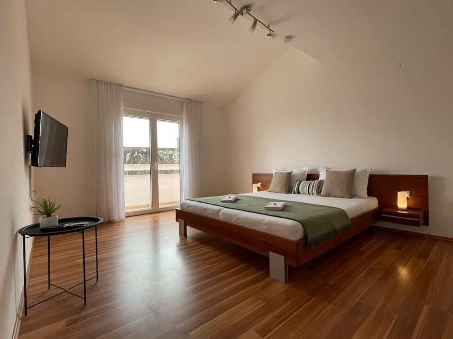 Apartment Apricot - Stilvolles Grosses Haus Mit Kuehlem Garagenparkplatz