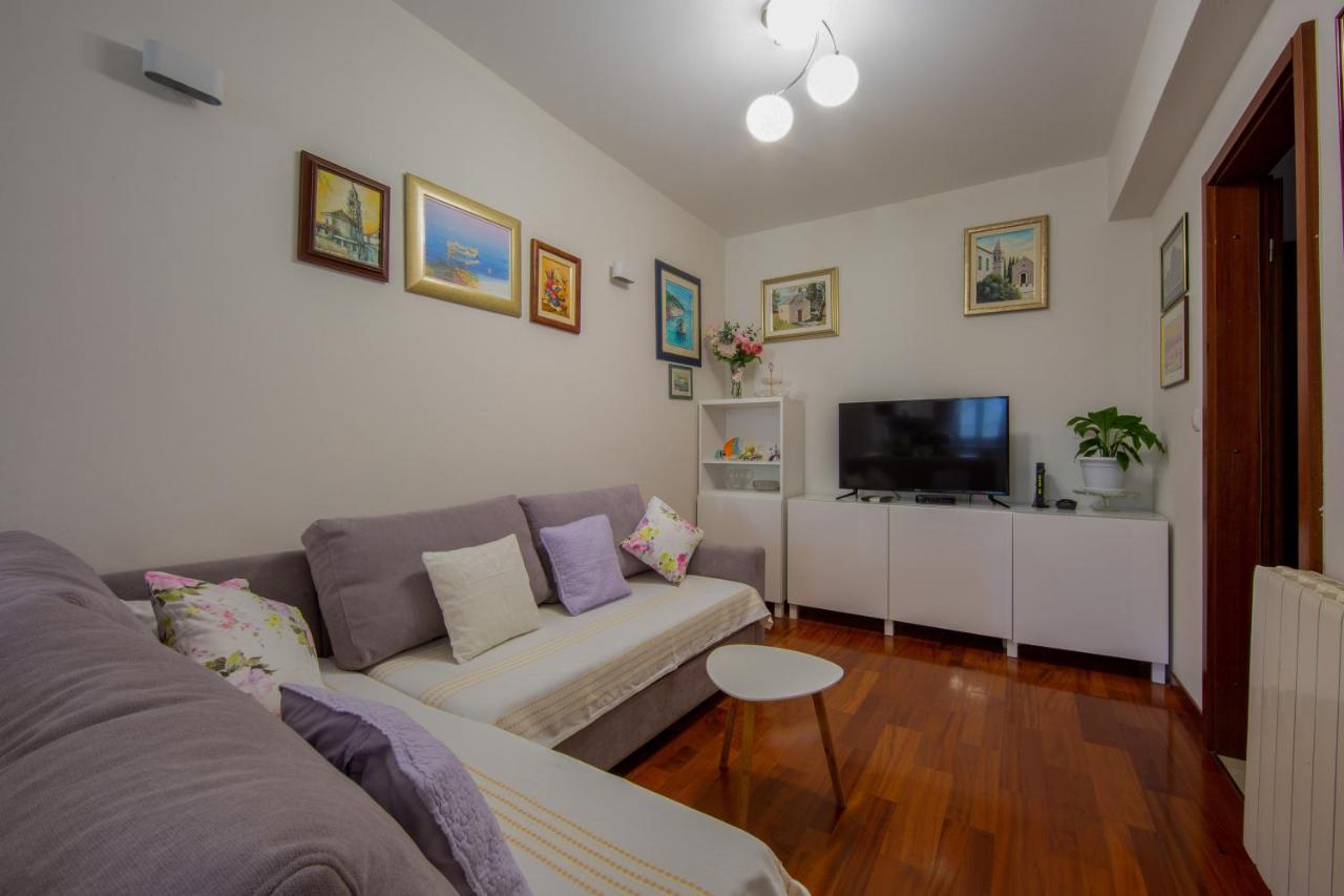 Apartment Mime Split