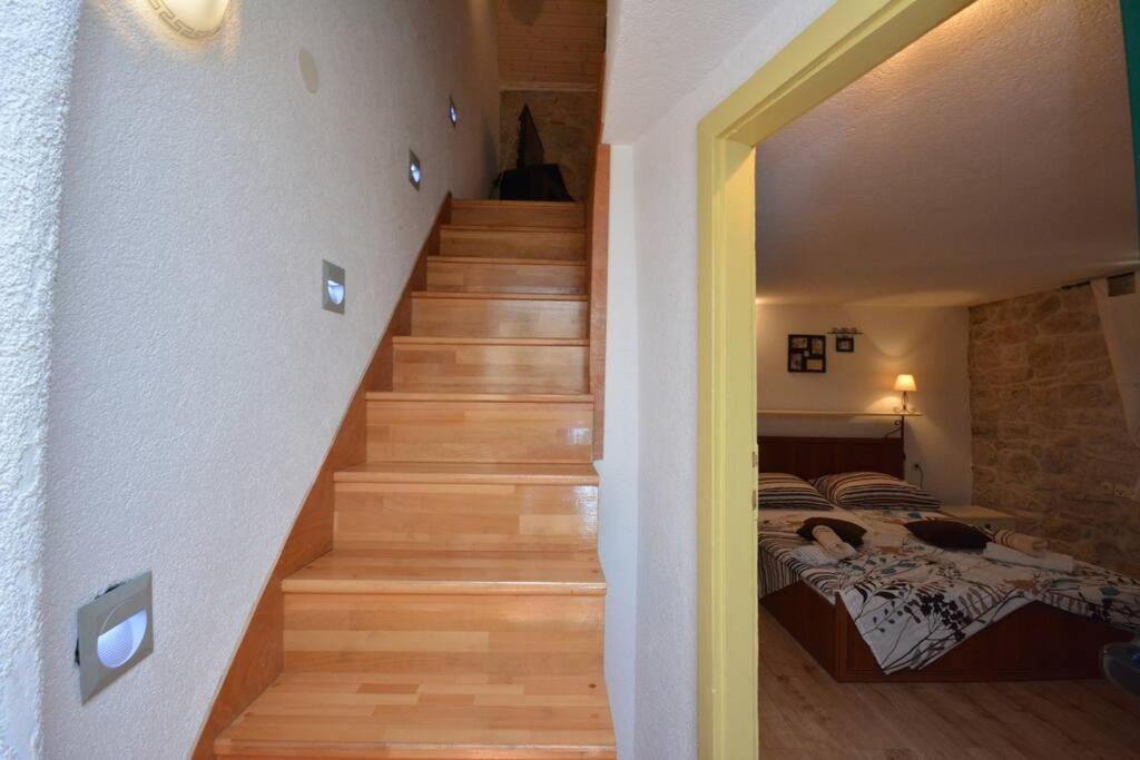 Gloria - Old Center Apartment Split