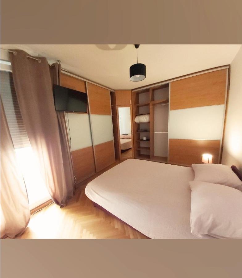 Beautiful Large Apartment, Walk To Beach Appartement Split
