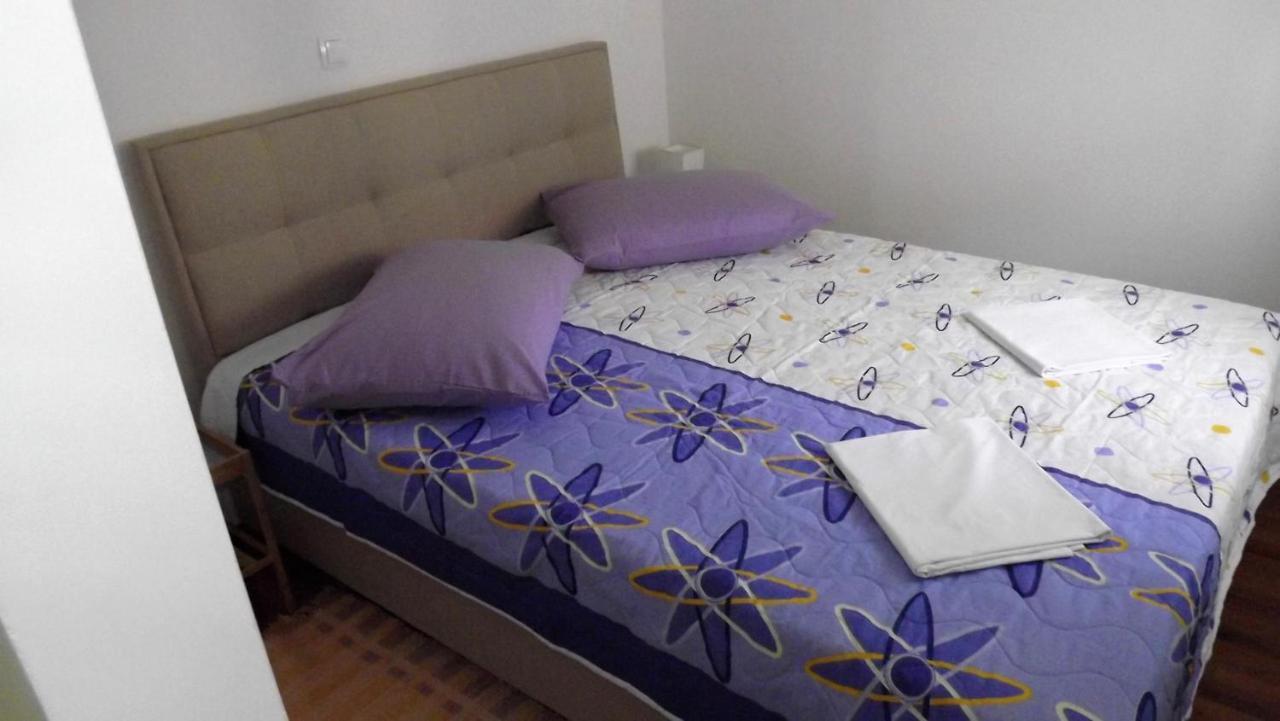 Charming 3 Sleeps 4 Guests Split