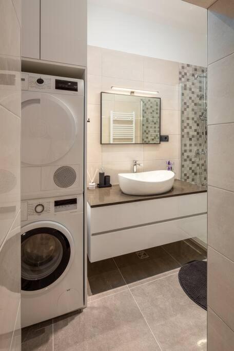 Drago 4* - 2 Minutes From The Town Centre