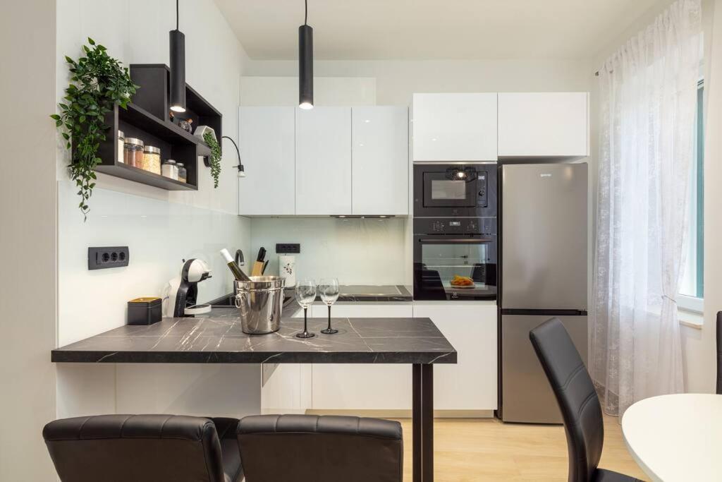 Drago 4* - 2 Minutes From The Town Centre Split