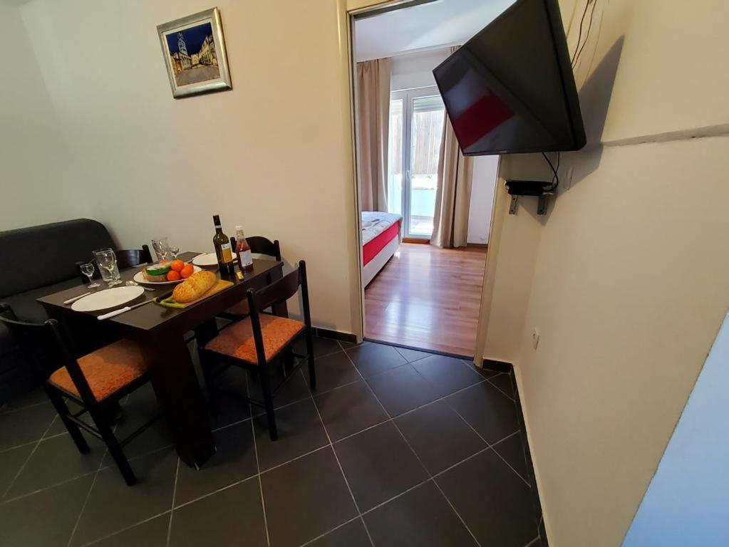 Charming 3 Sleeps 4 Guests *