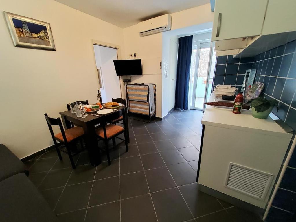Charming 3 Sleeps 4 Guests Split
