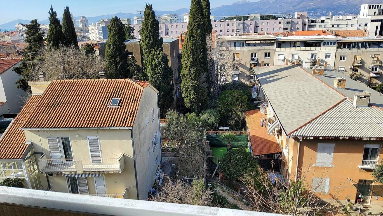 Charming 3 Sleeps 4 Guests Split