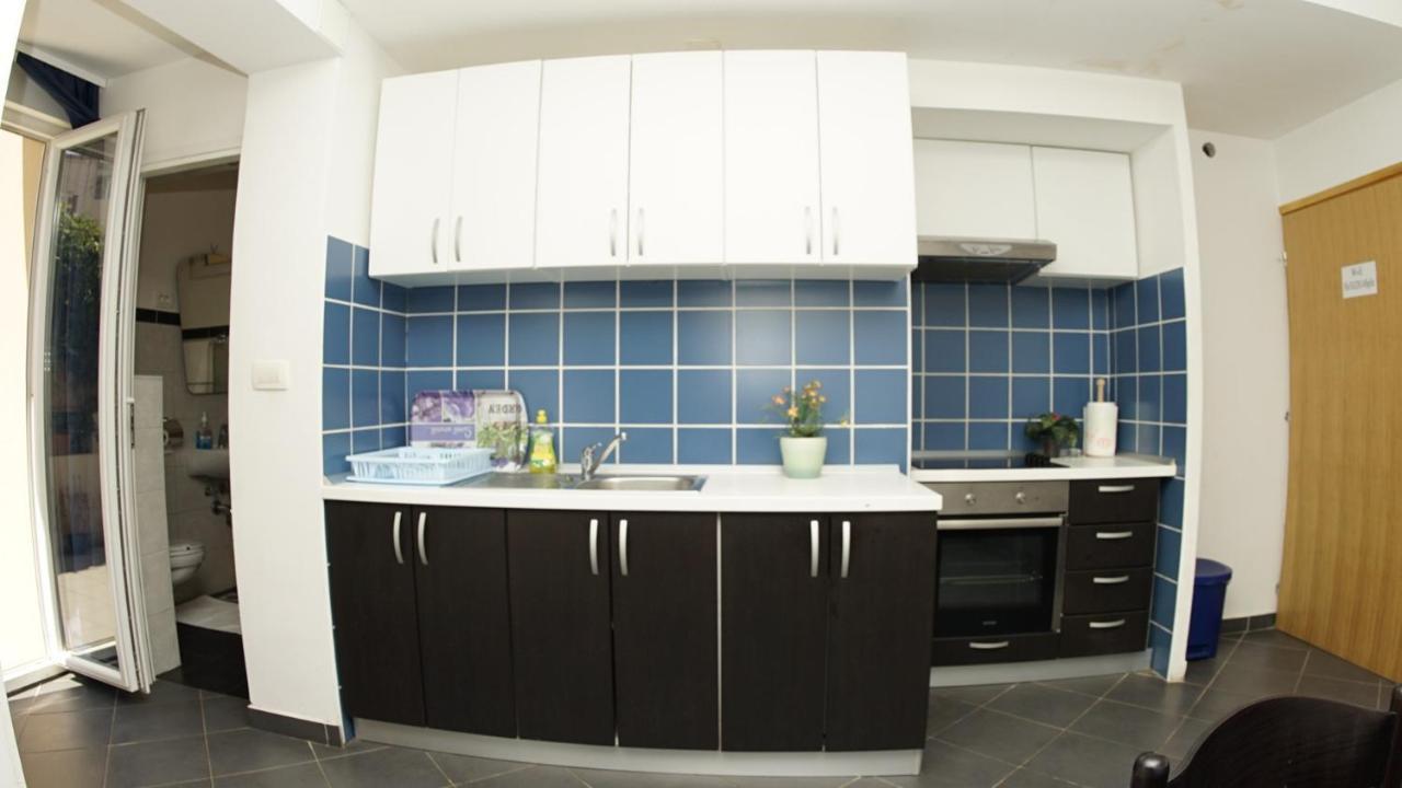 Charming 3 Sleeps 4 Guests Apartment Split