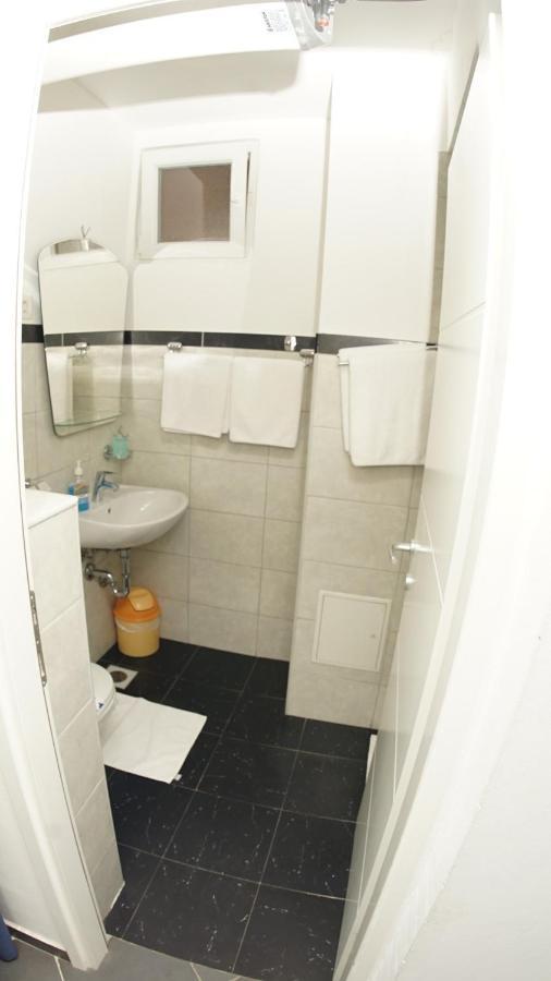 Charming 3 Sleeps 4 Guests