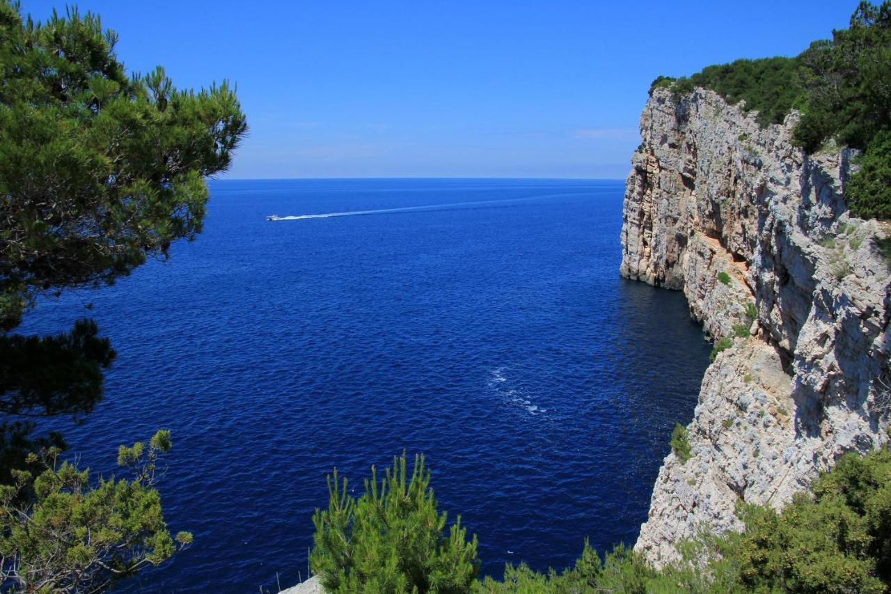 Captivating 15 Sleeps 4 Guests Split