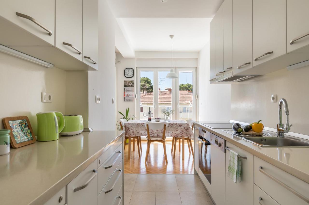 Apartment Sunny City Getaway Close To All + View Split
