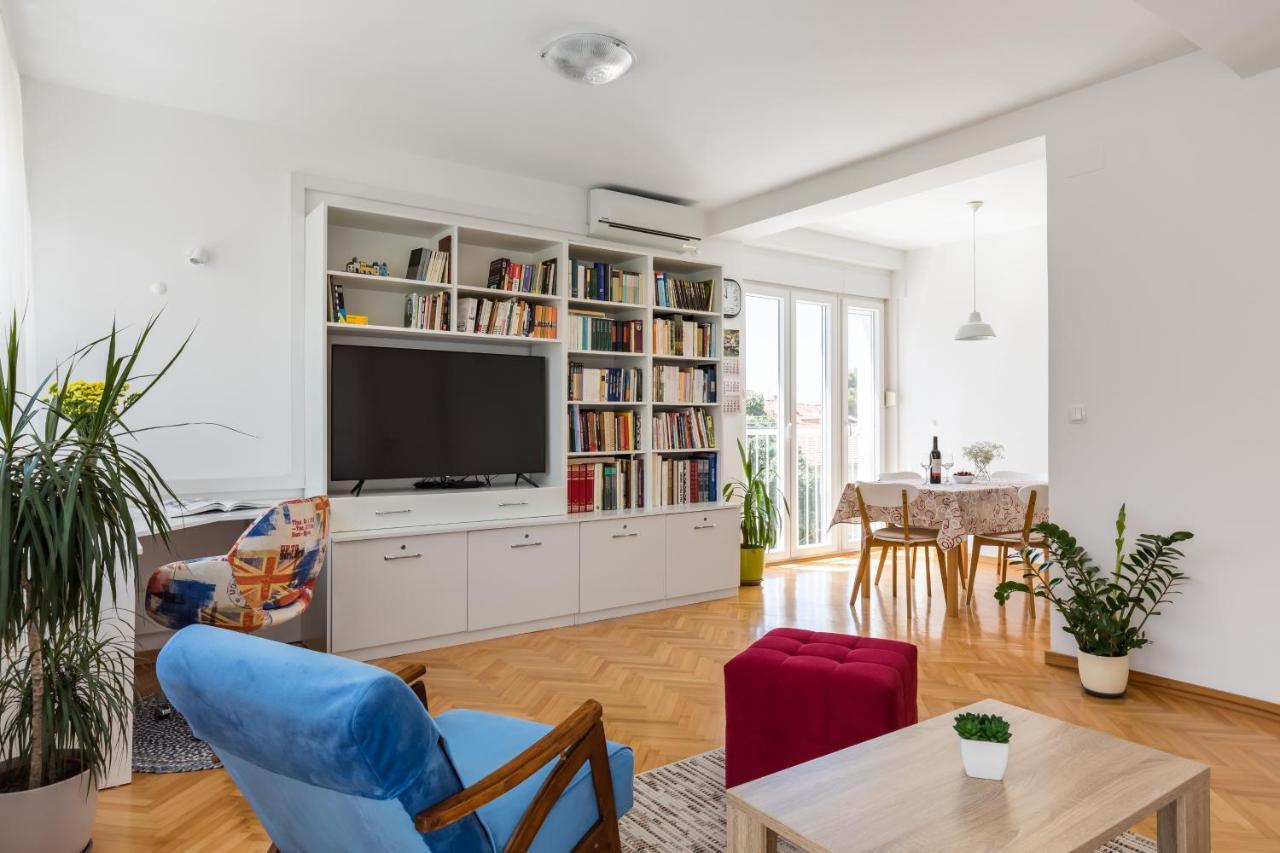 Apartment Sunny City Getaway Close To All + View Split
