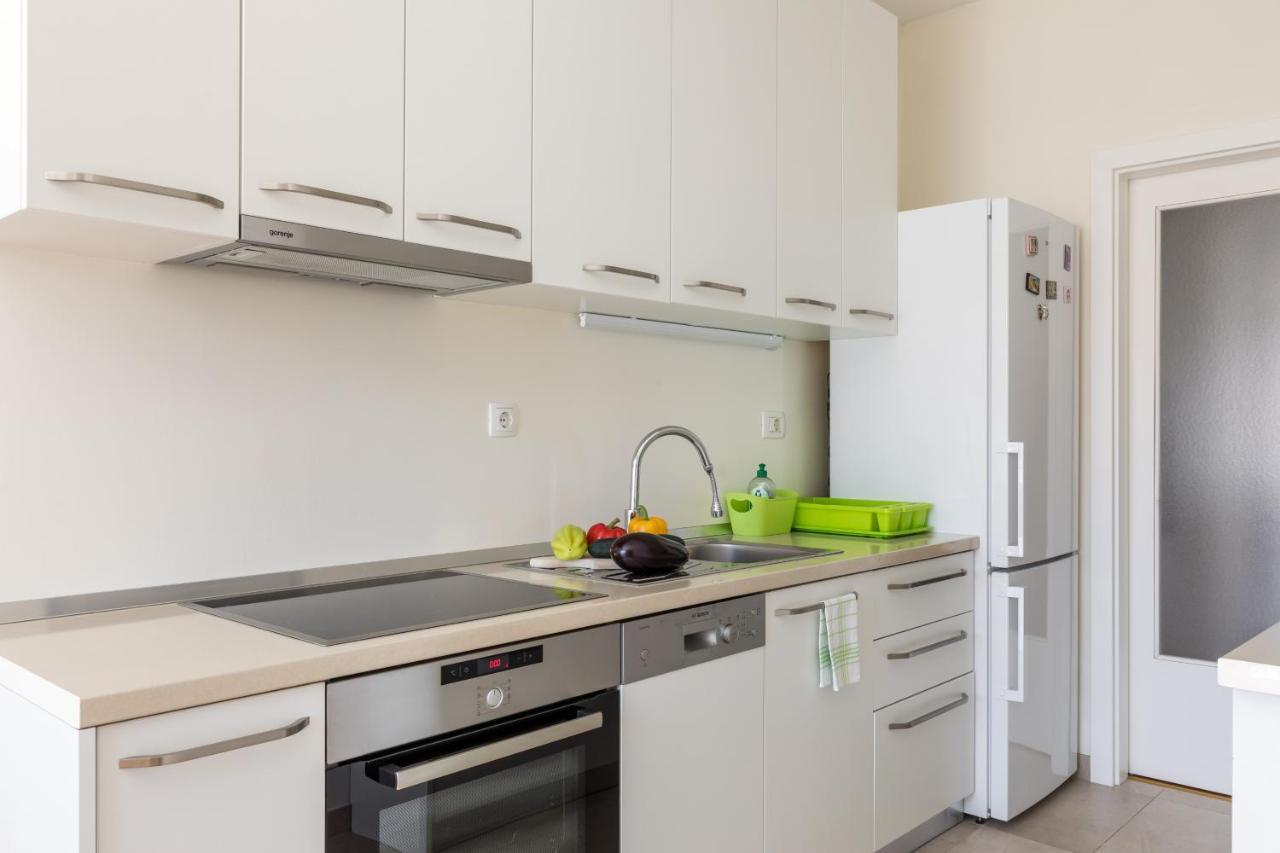 Apartment Sunny City Getaway Close To All + View Split