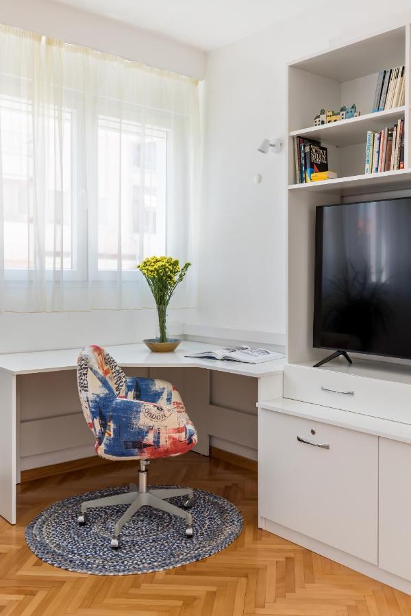 Apartment Sunny City Getaway Close To All + View *