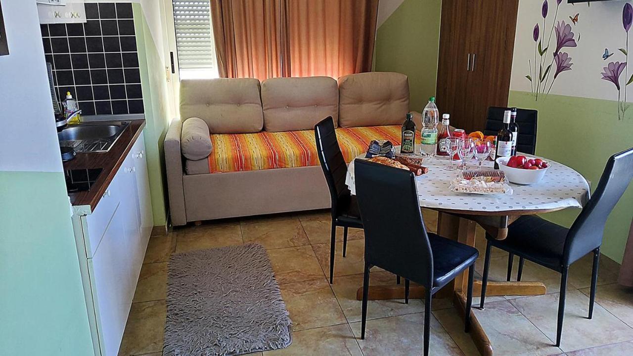 Captivating 15 Sleeps 4 Guests *