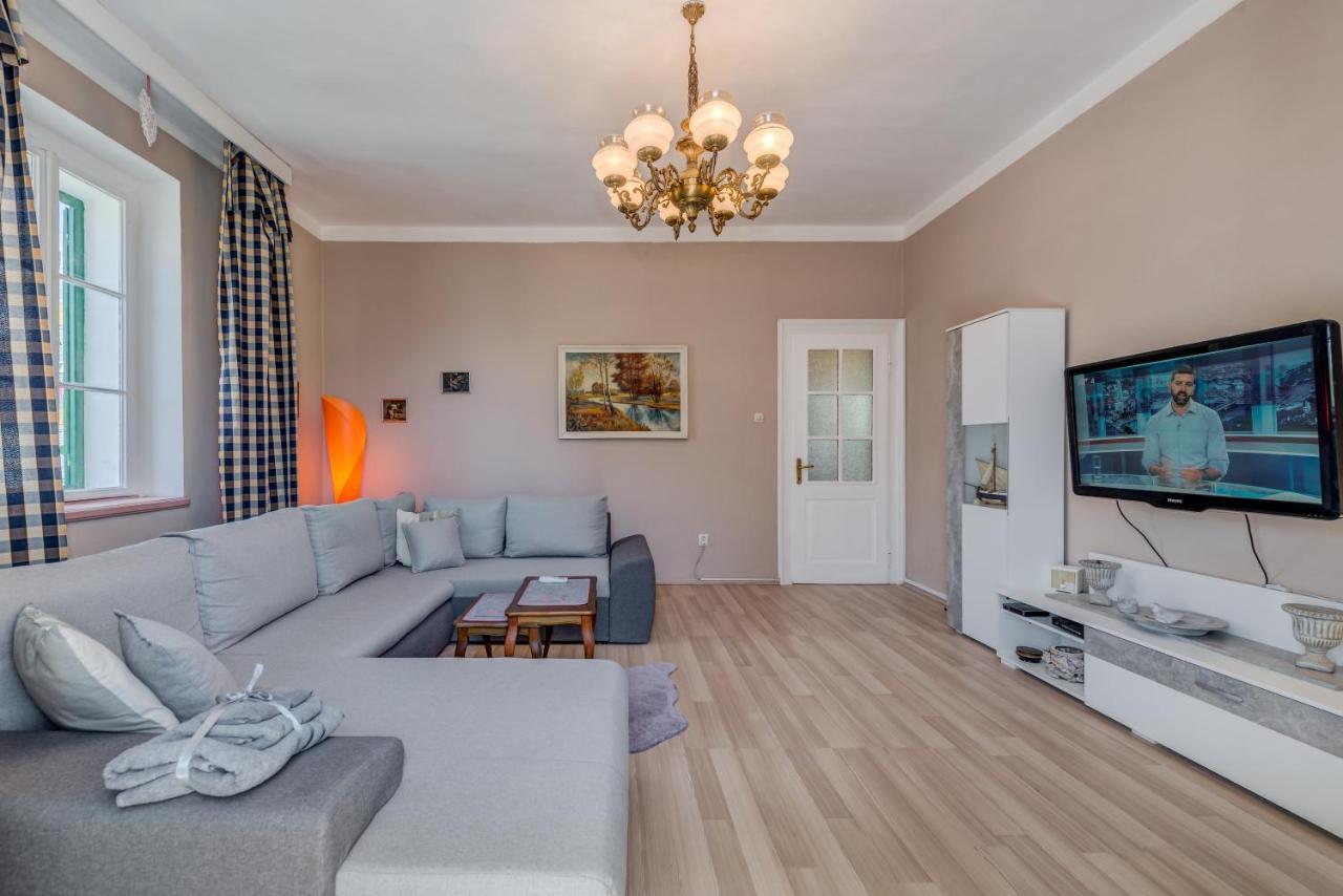 Pape Apartment Split