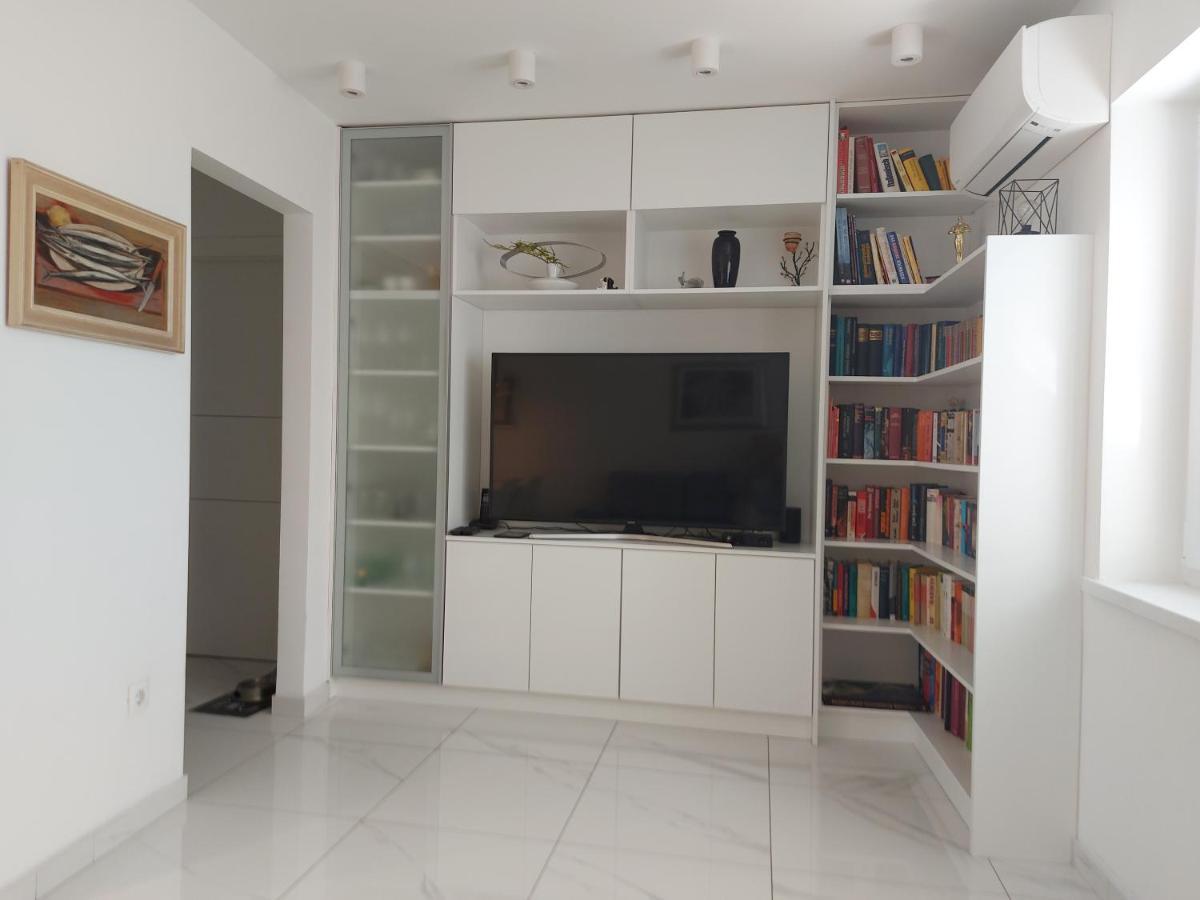 Daria Apartment Split