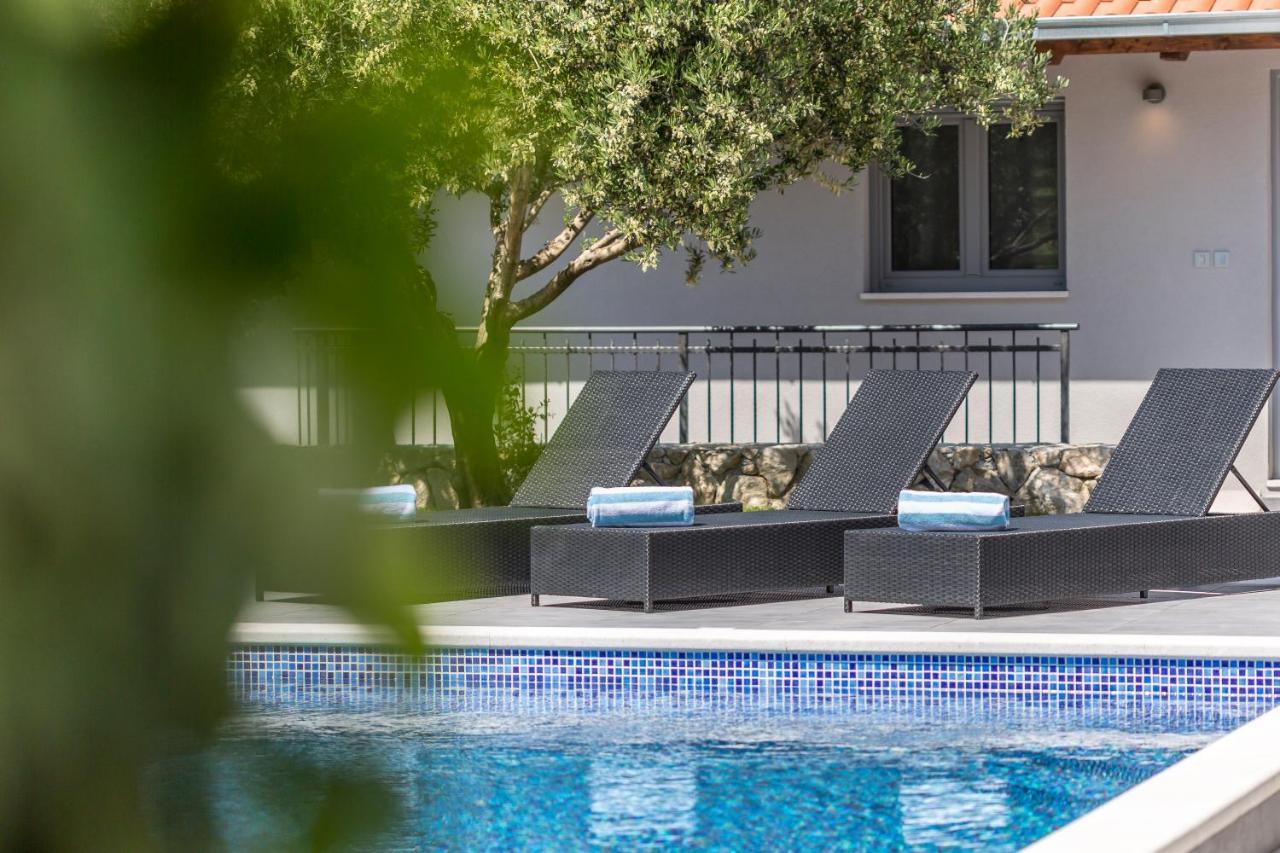 Luxury Sarina With Pool In Center