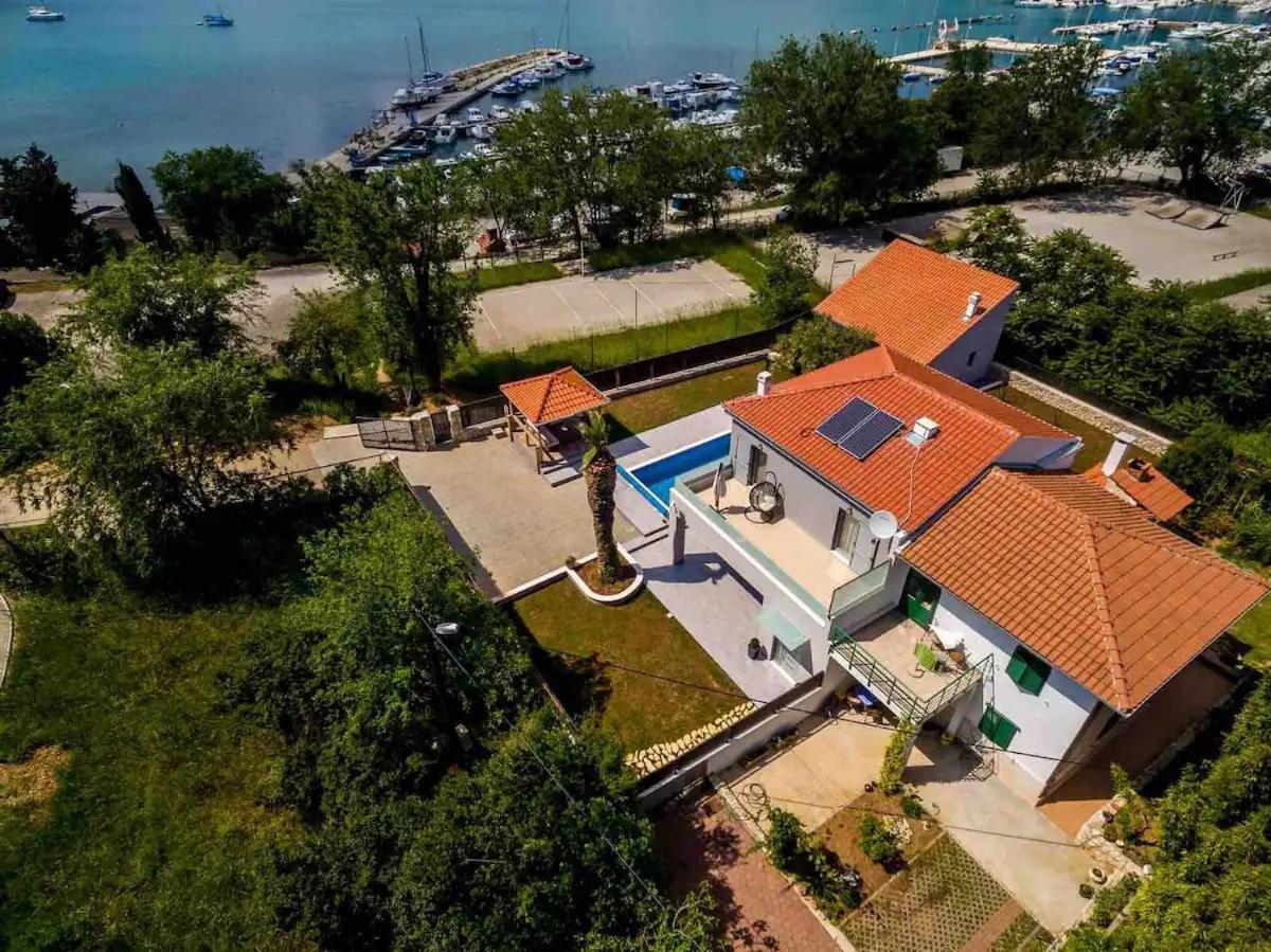 Luxury Sarina With Pool In Center Villa