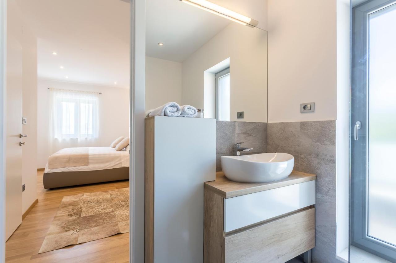 Villa Luxury Sarina With Pool In Center Split