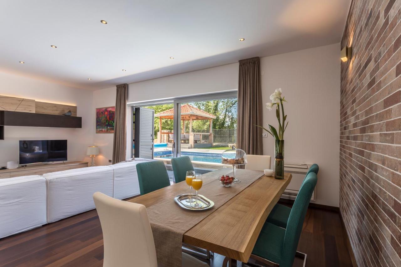 Luxury Sarina With Pool In Center Villa Split