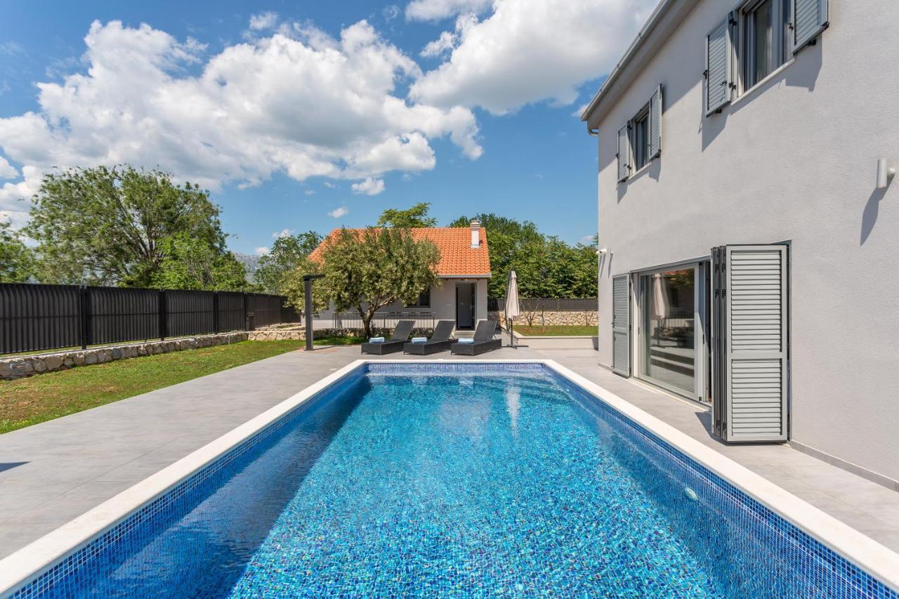 Luxury Sarina With Pool In Center Villa