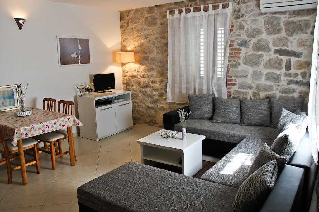 Leona Apartment *