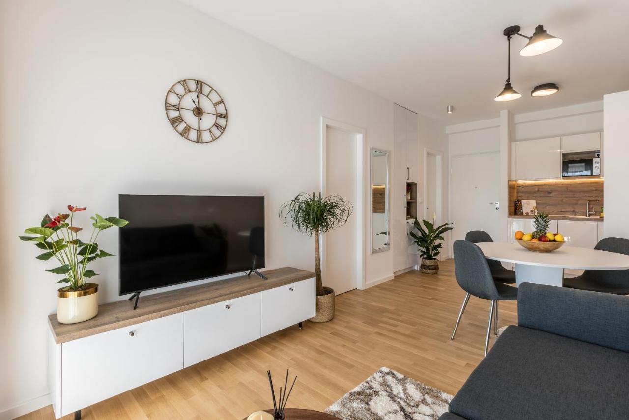 6 Islands - & Business - Free Garage Parking *